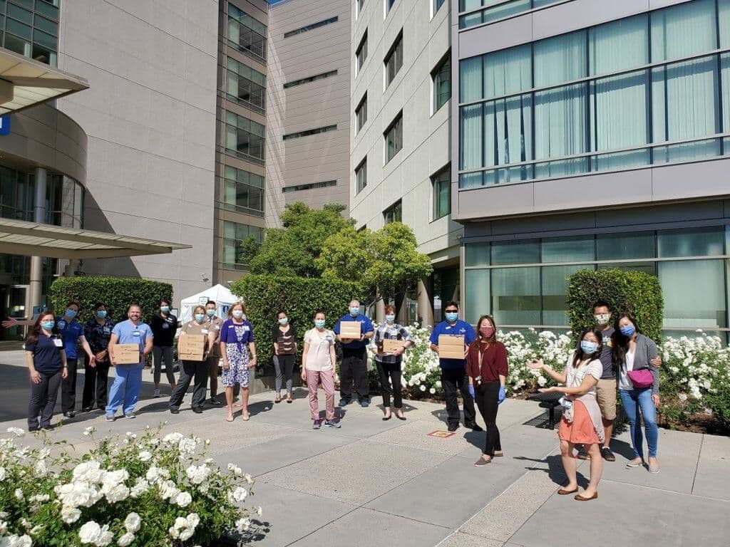 Kaiser Permanente Irvine医护人员收到“洛杉矶与橙县亚太裔美国人社团新冠肺炎纾困金计划”捐赠的餐点