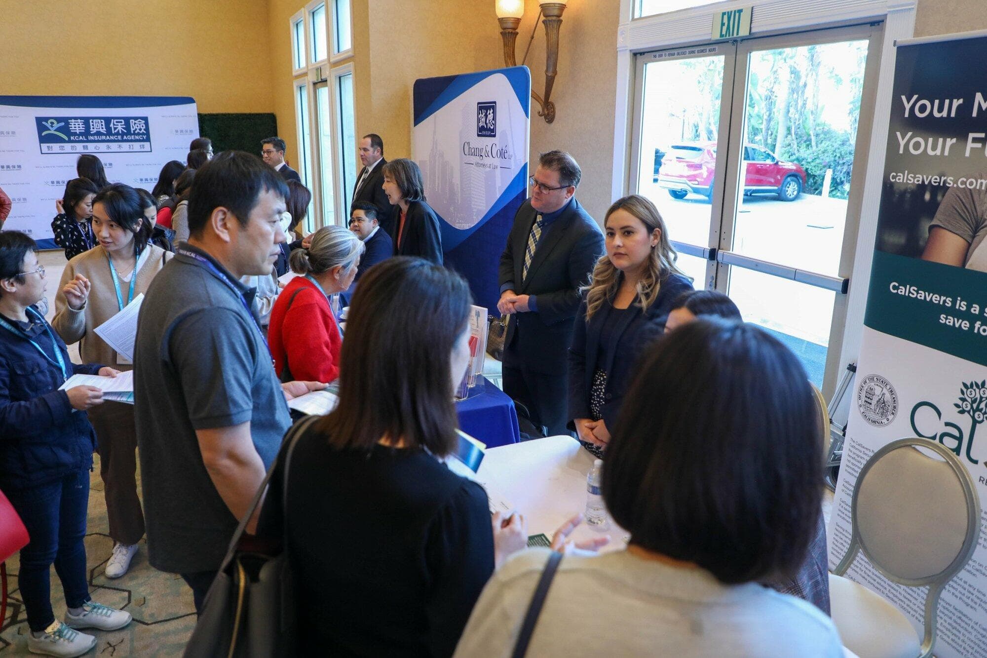 来宾在华兴保险2020年圣盖博企业雇主研讨会与参展商交流