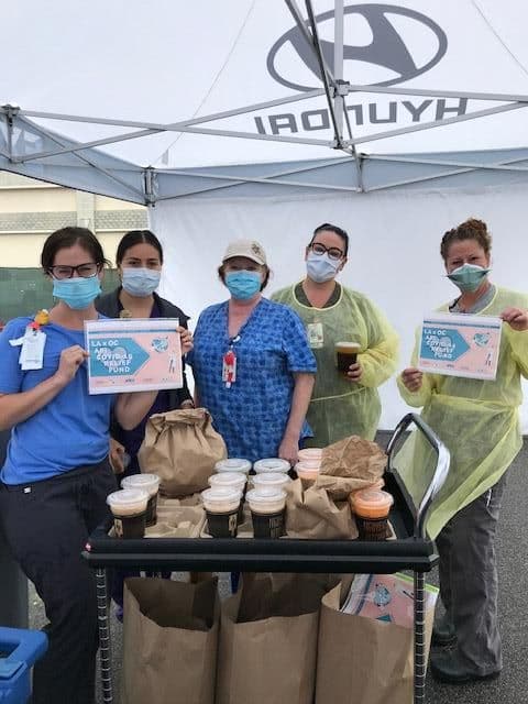 前线医护人员与“洛杉矶与橙县亚太裔美国人社团新冠肺炎纾困金计划”捐赠的餐点合影