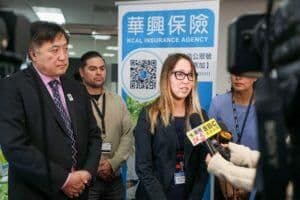 洛杉矶县公共卫生局代表在研讨会上接受媒体采访