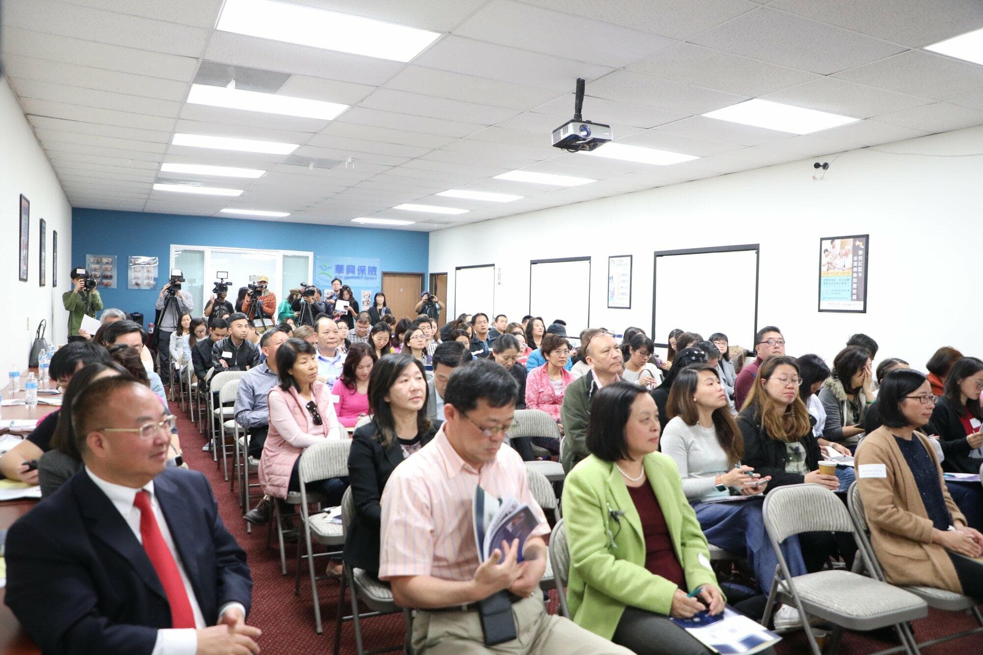 企业雇主及人事主管在华兴保险讲座上专心聆听