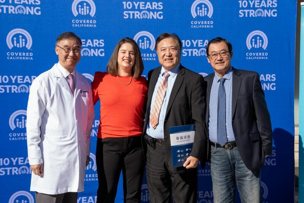 加州全保與華興保險代表在加州全保背板前合影