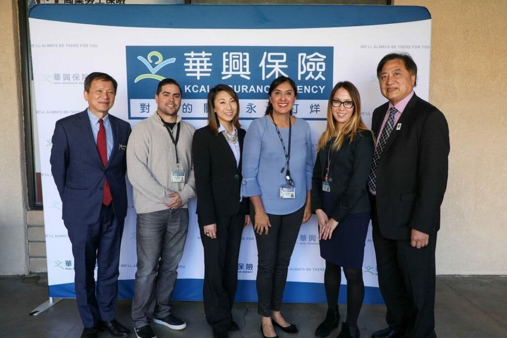 讲者与华兴保险代表在2020年企业雇主研讨会背板前合影