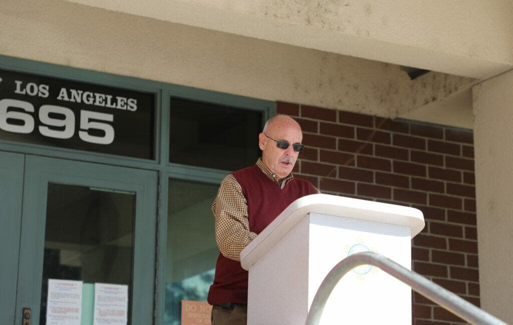 La Puente市市长Charlie Klinakis在反亚裔仇恨记者会上发言