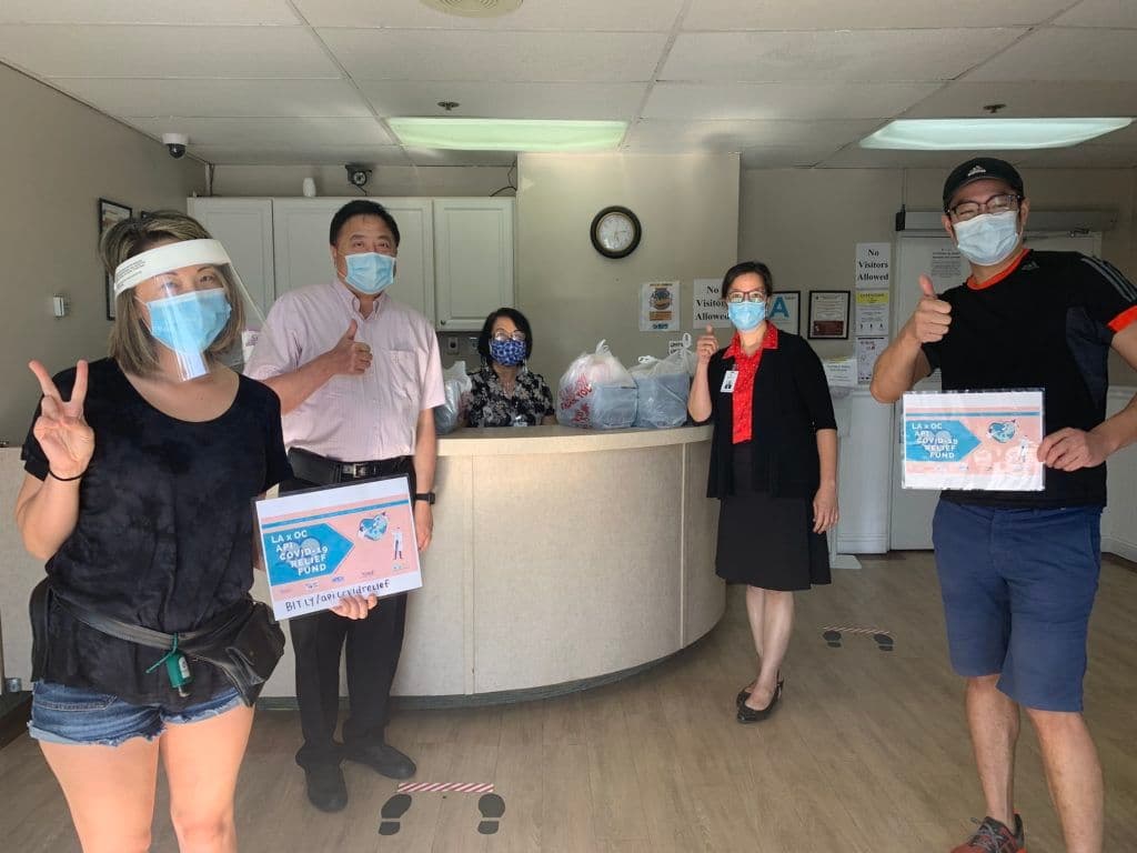 华兴保险总裁张国兴与首席战略官张洛萱给Sunny Village Care Center送餐