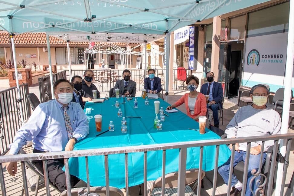 社区领袖在华兴保险户外出席反亚裔仇恨座谈会