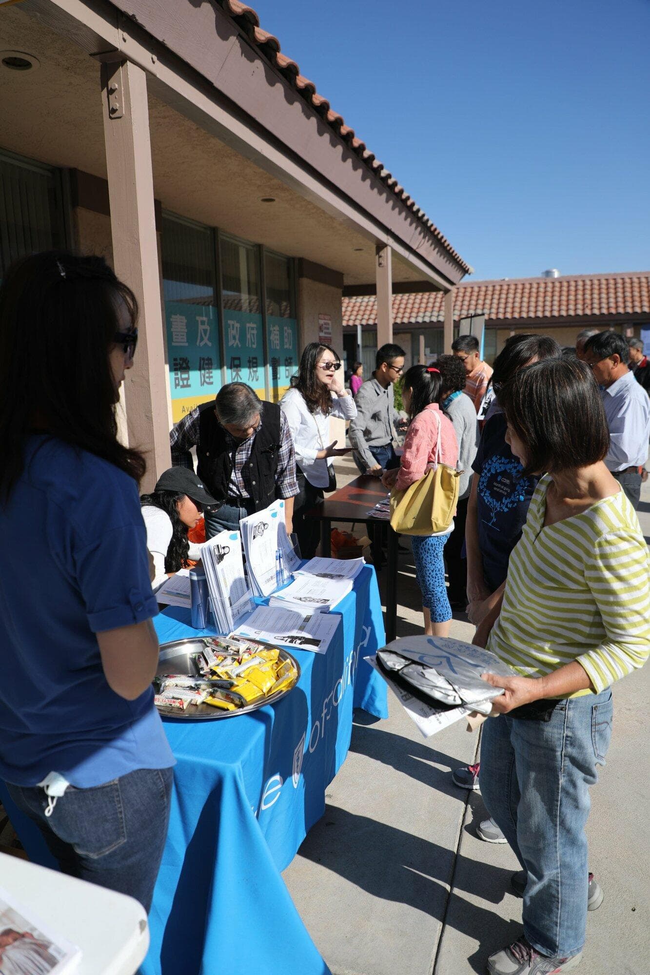 Attendees visit exhibitor tables in the plaza at KCAL's 2020 health fair