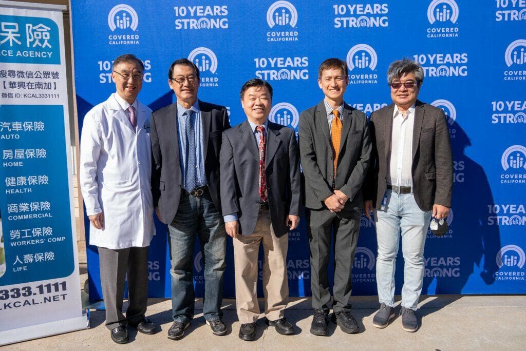 醫師與來賓在華興保險的加州全保背板前合影