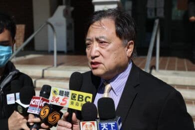 洛县保险管理委员会委员张国兴在反亚裔仇恨记者会上接受媒体采访