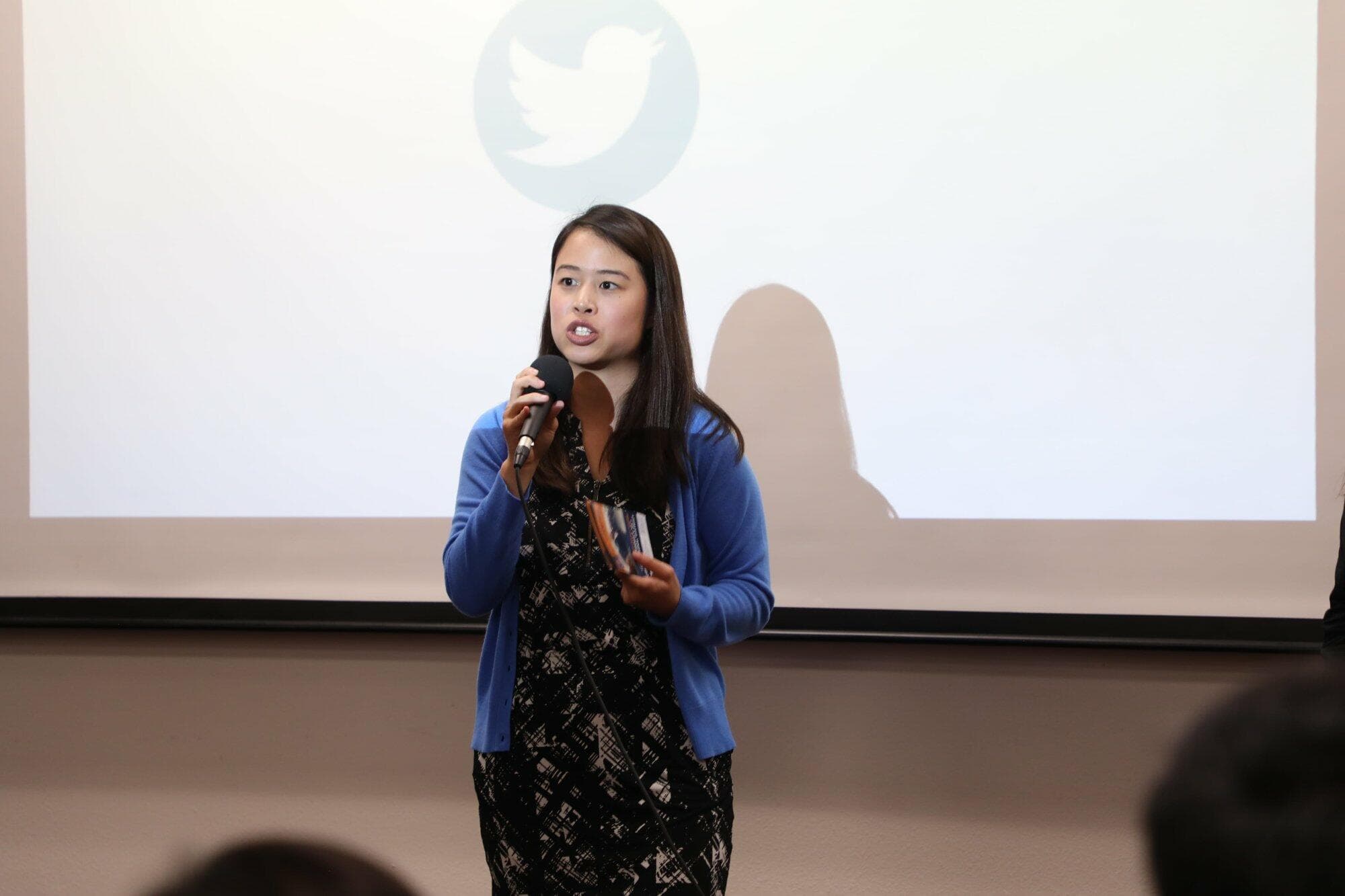 国会议员Gil Cisneros代表Jocelyn Yow在华兴保险“加州企业局商业辅导讲座”致辞