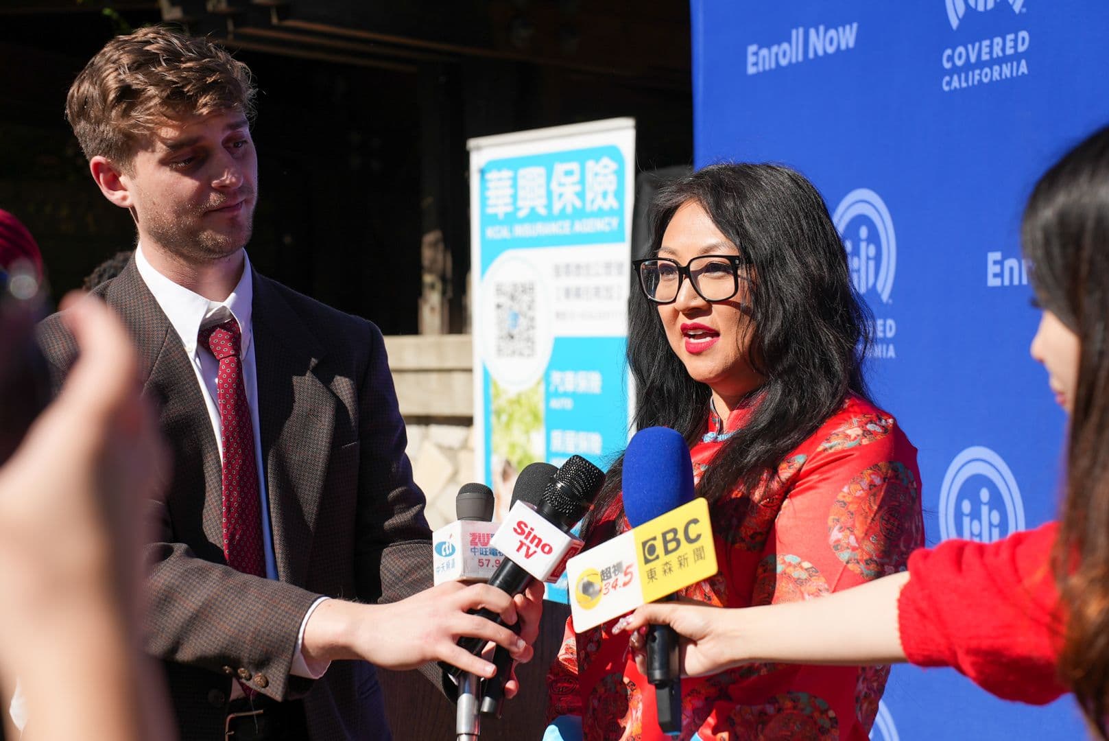 Wendy McAnelly在华兴保险与加州全保新春媒体发布会上接受媒体采访