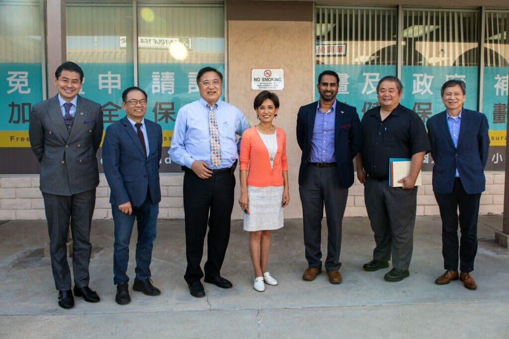 國會議員金映玉與社區領袖在華興保險辦公室前合影