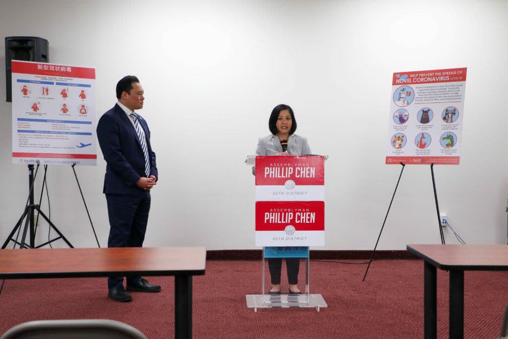 洛杉磯縣衛生局代表Cristin Mondy在新冠疫情說明會上發言