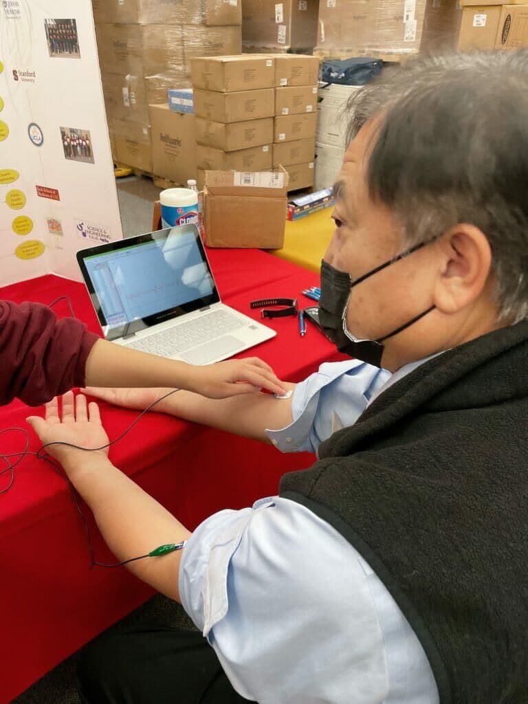 華興保險總裁張國興試用學生製作的心電圖電腦測量儀