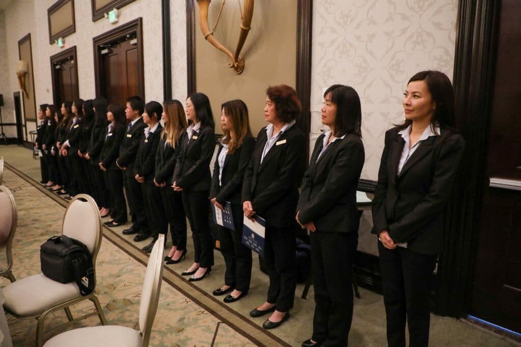 华兴保险团队在2020年圣盖博企业雇主研讨会列队迎宾